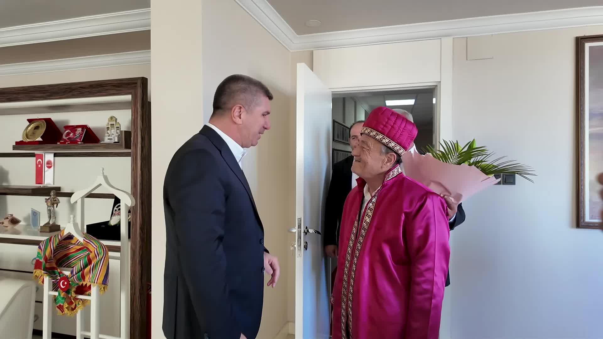 Burdur Belediye Başkanı Ercengiz, "Yılın Ahisi" seçilen Ramazan Gökdoğan'ı ağırladı