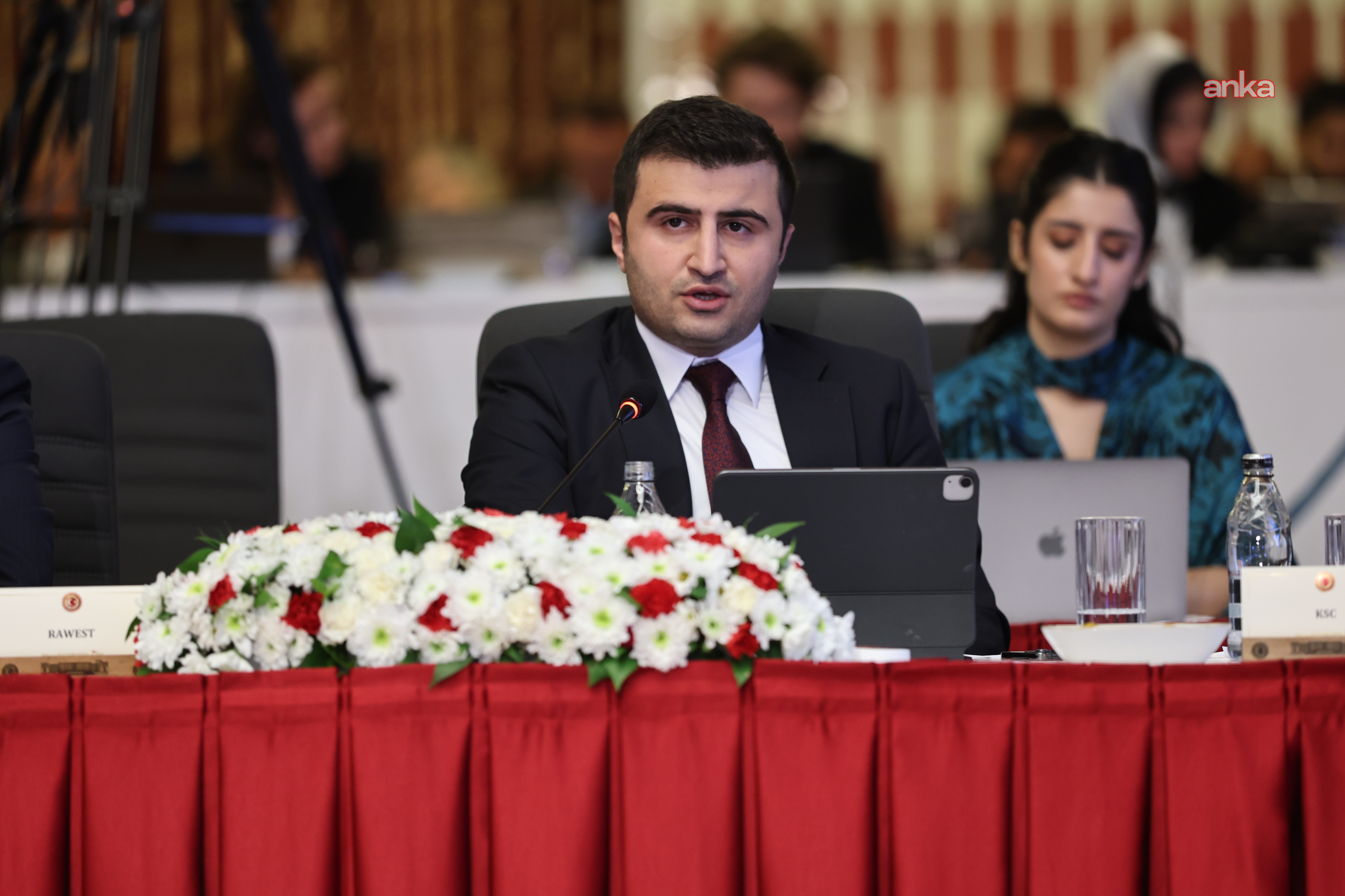 Milli Dayanışma Kardeşlik ve Demokrasi Komisyonu toplantısı… Rawest Araştırma Direktörü Roj Esir Girasun: "Toplumun geneli sürece sessiz fakat güçlü bir onay veriyor. Ama herkeste çok taraflı bir güvensizlik var"