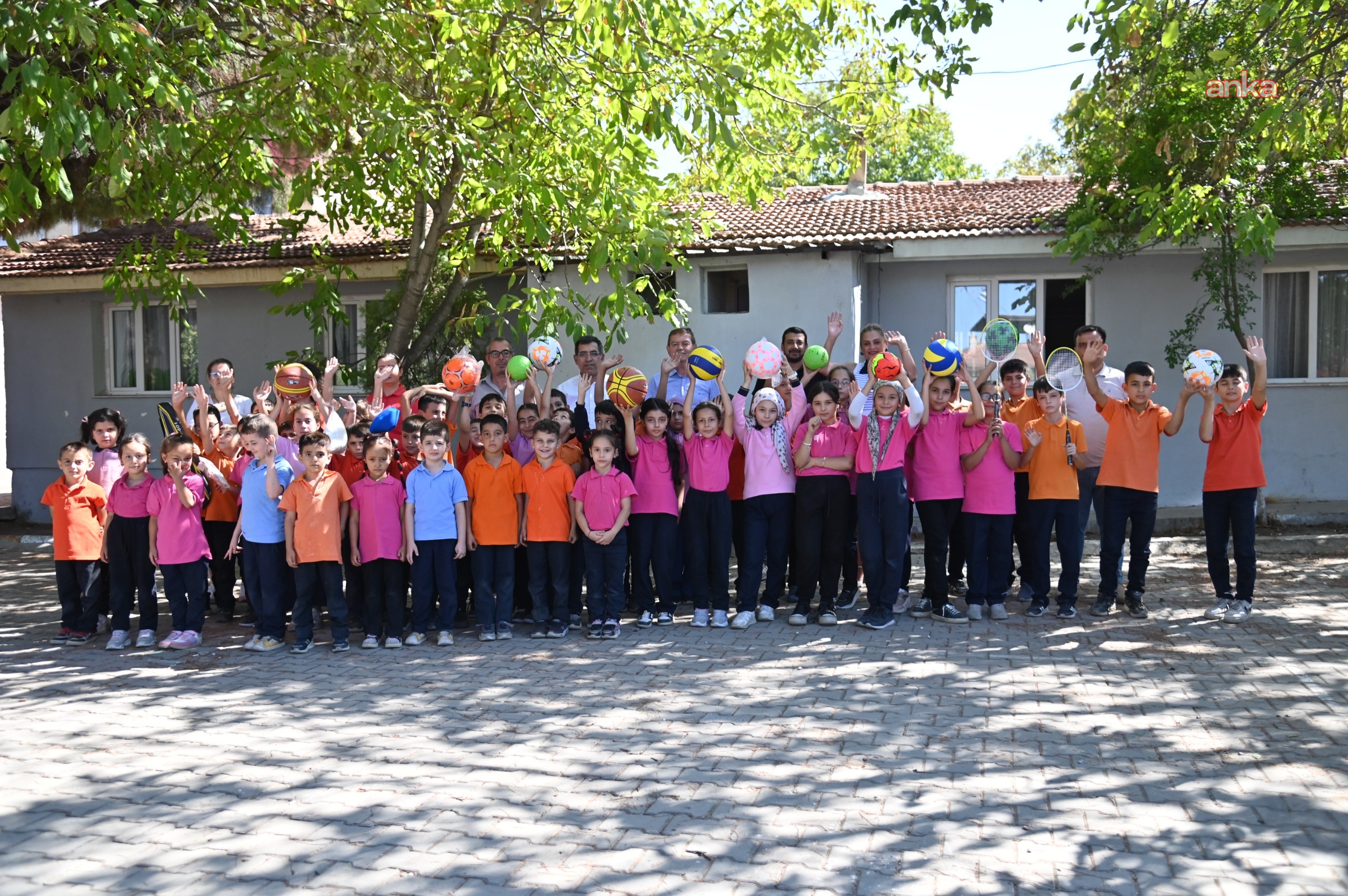 Manisa Büyükşehir Belediyesi'nden öğrencilere spor malzemesi desteği
