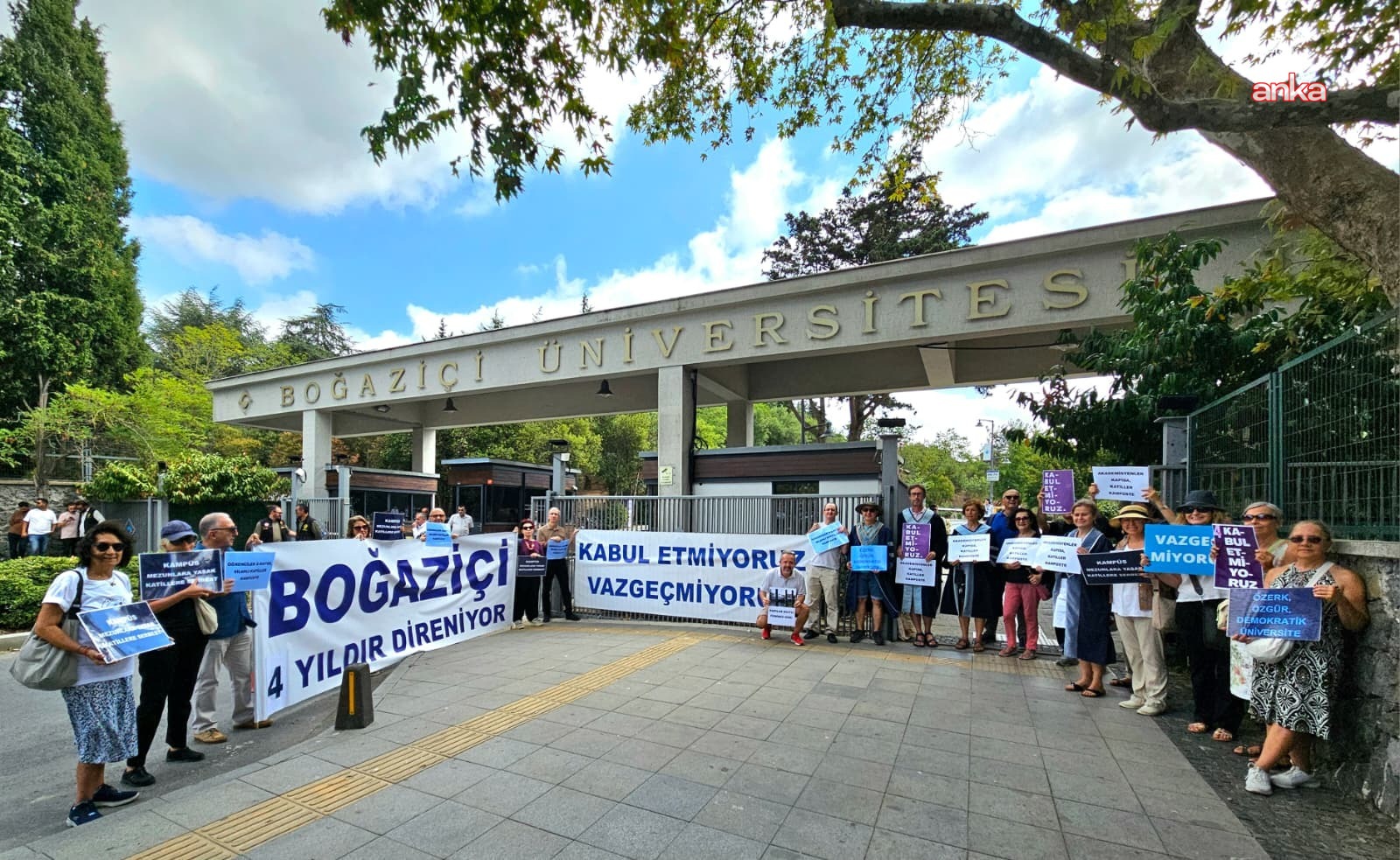 Boğaziçi Üniversitesi, Prof. Dr. Tuna Tuğcu hakkındaki soruşturma için açıklama yaptı: Soruşturma nedeni, öğretim üyesinin kafe alanında kahve dağıtımı yaparak kafenin kapanmasına yol açan toplu eyleme katılmasıdır