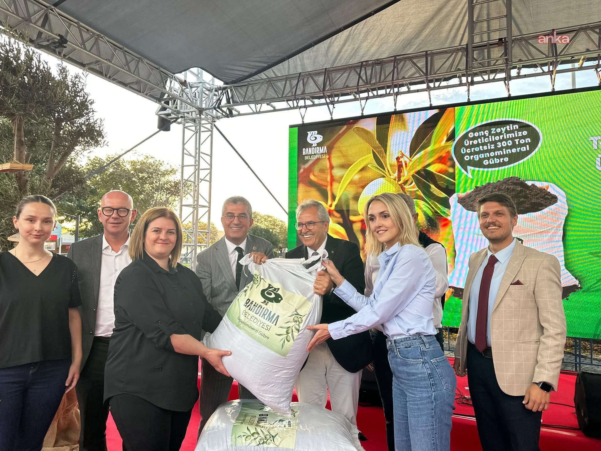 Bandırma Belediyesi’nden genç üreticilere zeytin gübresi desteği