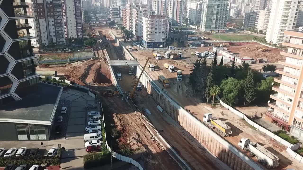 MERSİN'DEKİ FORUM KATLI KAVŞAĞI’NDA ÇALIŞMALAR DEVAM EDİYOR