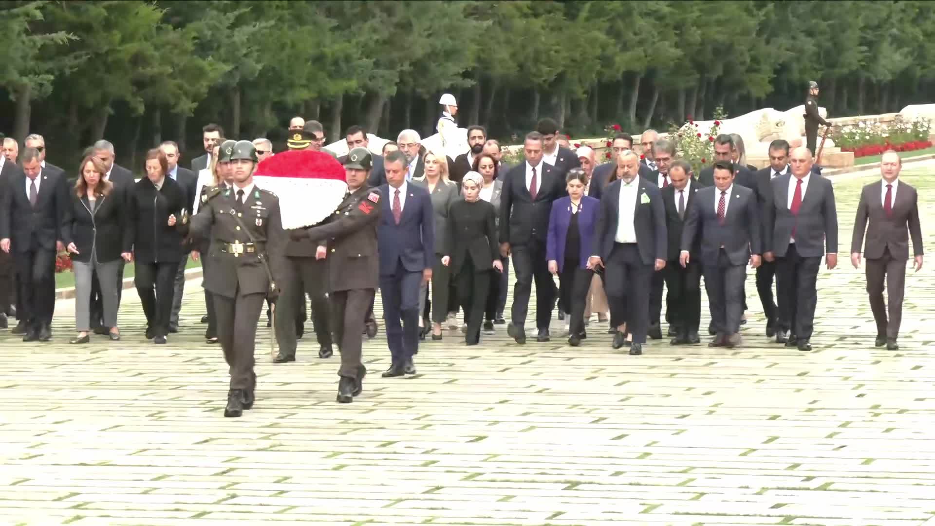 Özgür Özel, PM ve YDK üyeleriyle birlikte Anıtkabir'i ziyaret etti... Özel: "Türkiye'de adaleti, demokrasiyi ve toplumsal refahı hakim kılana dek azimle çalışmaya söz veriyoruz"