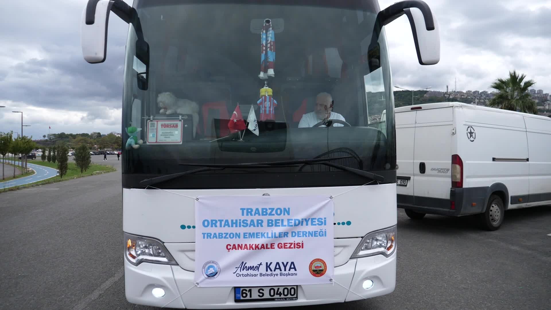 Ortahisar Belediye Başkanı Kaya, 160 emekliyi Çanakkale'ye uğurladı