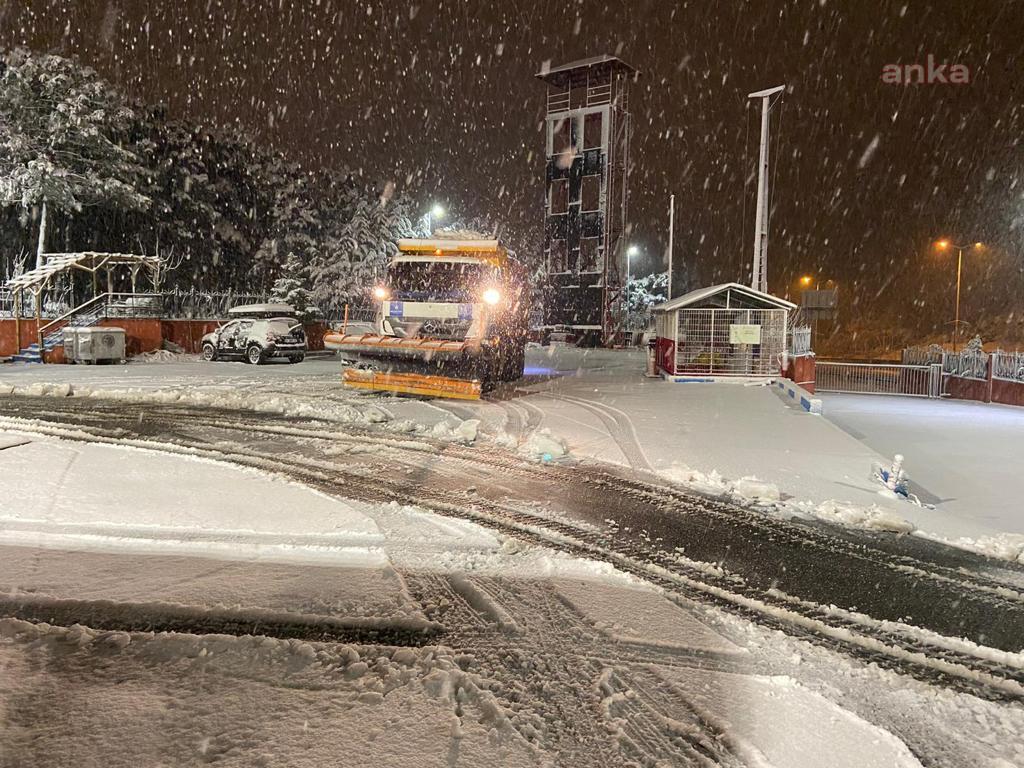 KARTAL BELEDİYESİ GECE BOYUNCA TUZLAMA VE KAR KÜREME ÇALIŞMASI YÜRÜTTÜ