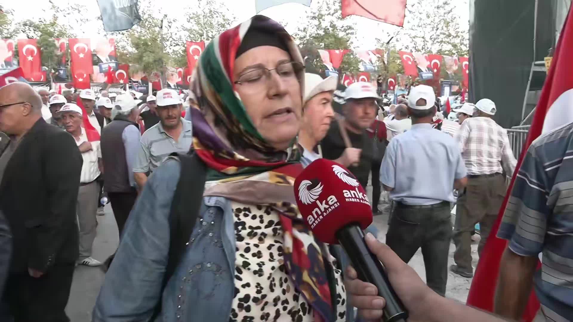 İYİ Parti'nin Mersin’deki “Birinci Vazifen” mitingine katılan vatandaş: "İstiklal Marşı'ndan korkandan, Andımızı kaldıranlardan sorun çıkar"