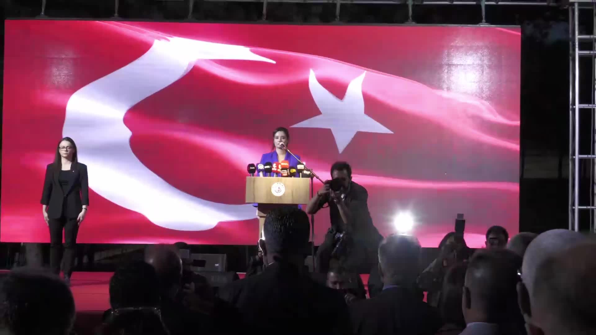 Uşak Belediyesi Ferdi Zeyrek Amfi Tiyatrosu açıldı...Nurcan Zeyrek: Ferdi'nin adının yaşatıldığı her tesiste etkinlikler yapıldıkça onun ruhu da orada olacak