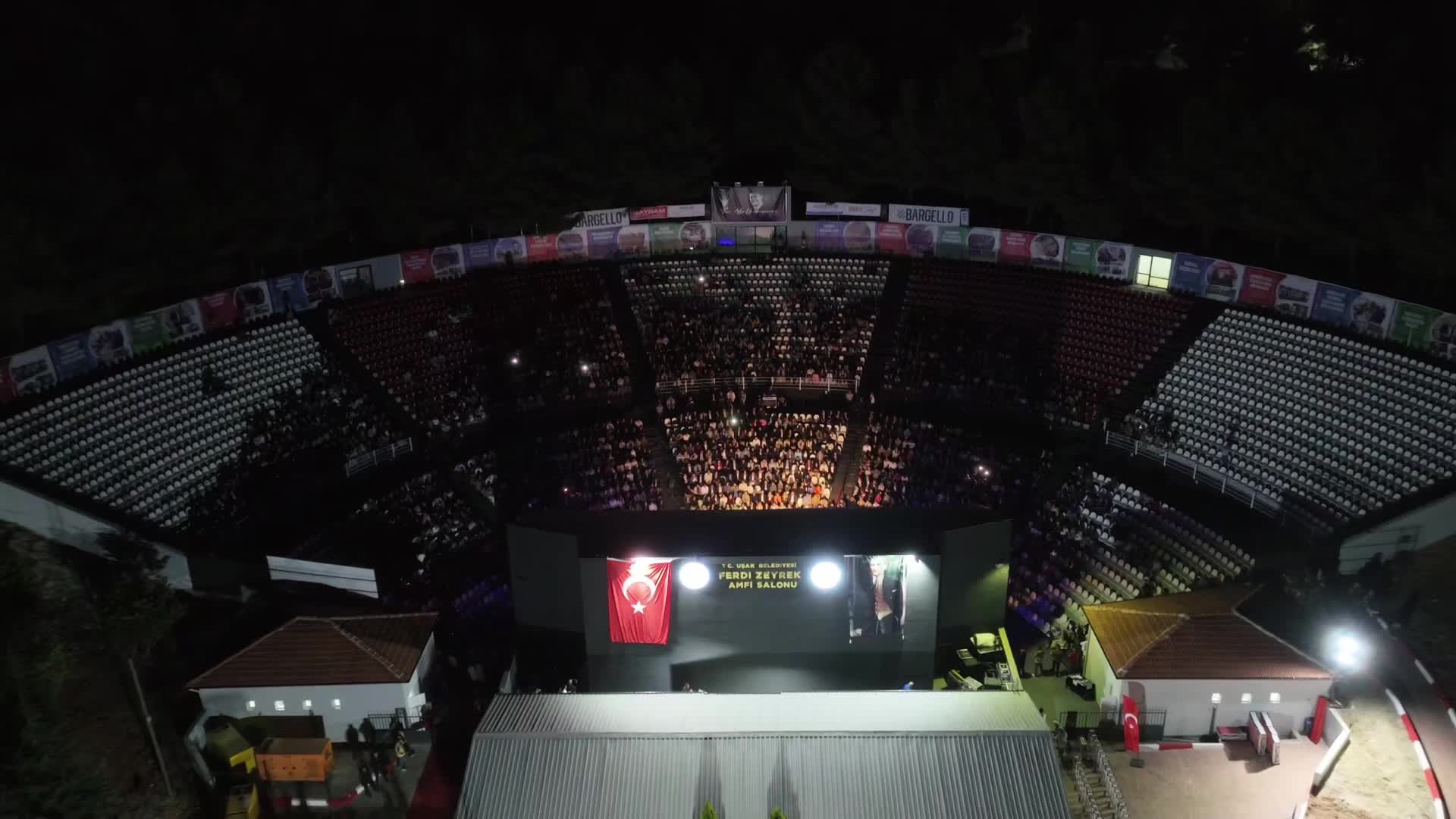 CHP Lideri Özel, Uşak’ta Fazıl Say ile Serenad Bağcan'ın konserini izledi