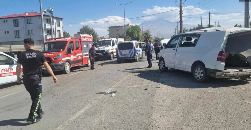 Iğdır’da zırhlı araç ile minibüs çarpıştı: 4 kişi yaralandı