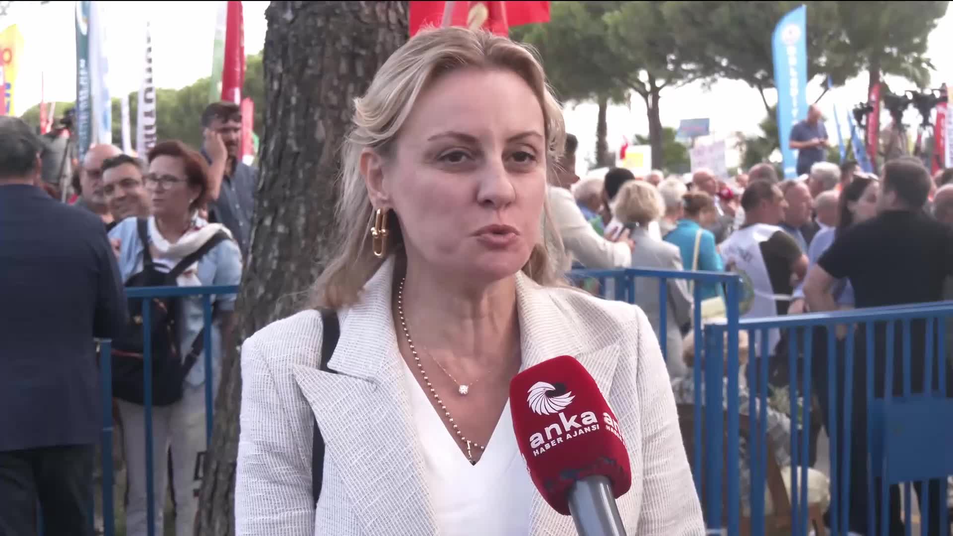 "Toprağımızı Vermiyoruz" mitingi...  CHP İzmir Milletvekili Ösen: "Zeytincilik ve zeytinyağı, şu anda kömürden daha kıymetli bir şey"