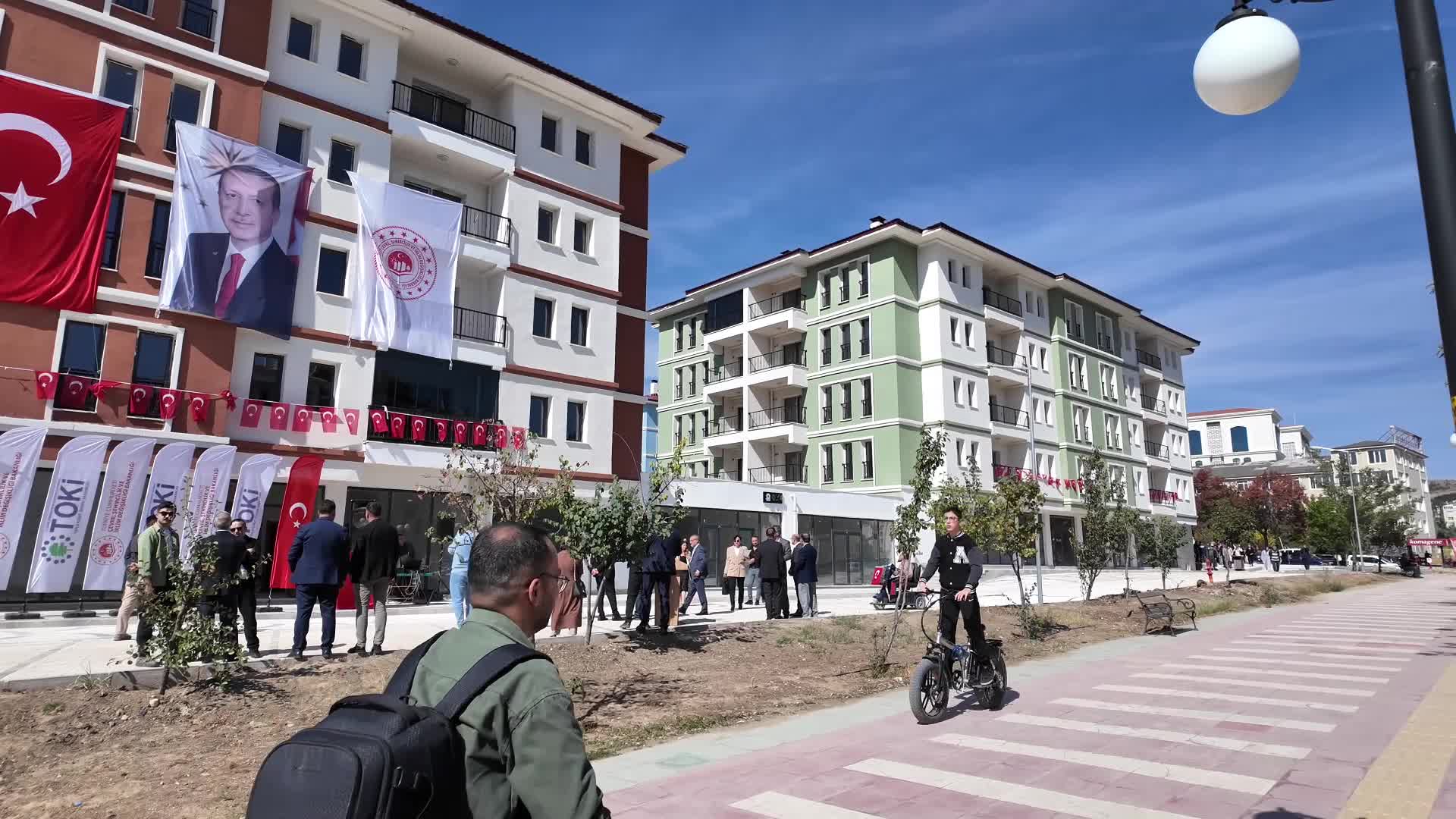Yozgat’ta yapımı tamamlanan Menekşe Evleri TOKİ Konutları törenle teslim edildi