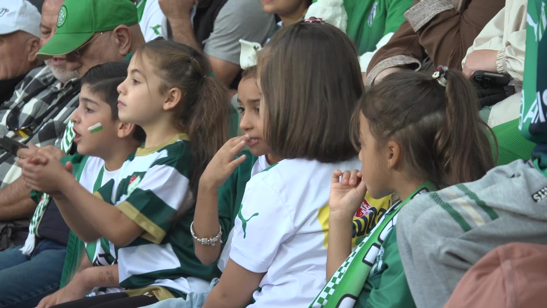 Osmangazili çocuklar, Bursaspor’a tribünden destek verdi