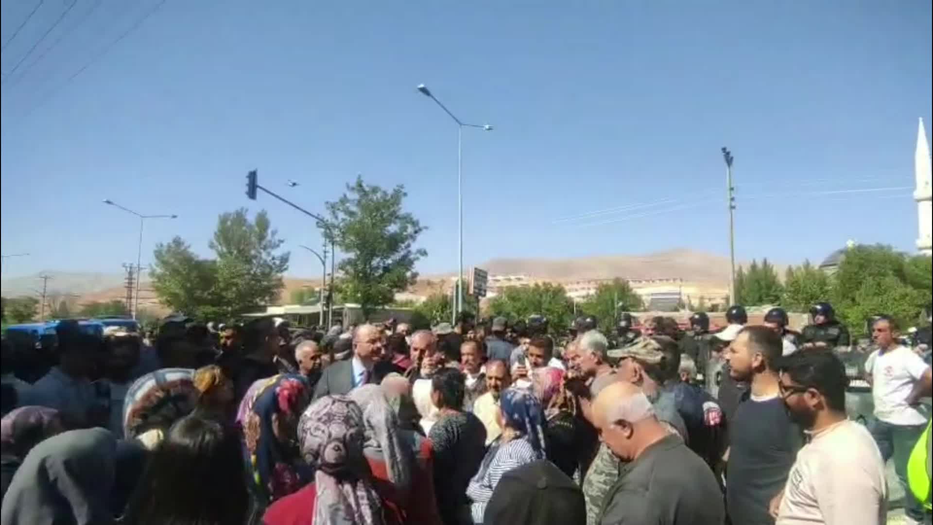 Doğanşehir Erkenek’te su kesintisi yurttaşı sokağa döktü: “Büyükşehir olduk, daha kötü olduk”