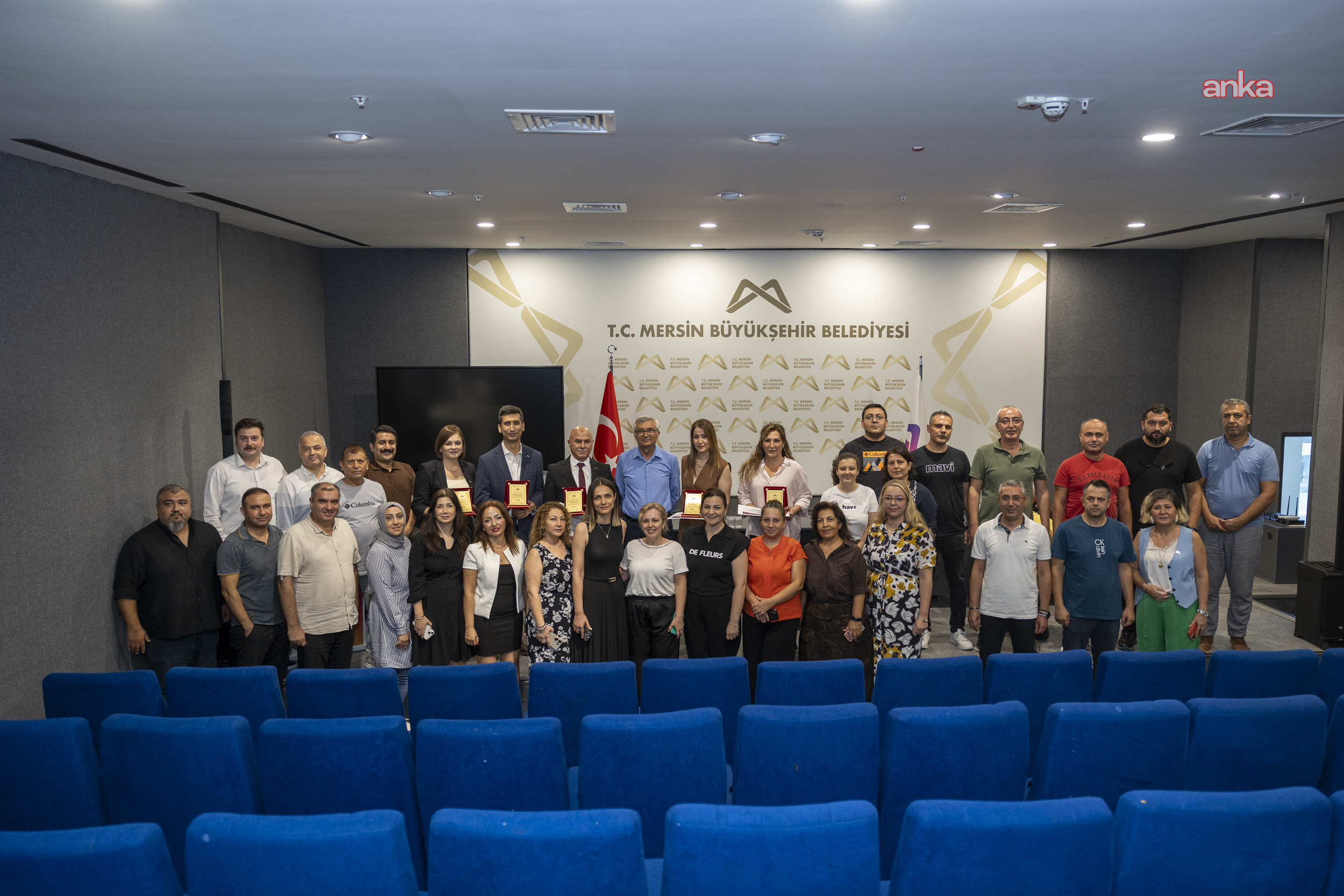Mersin Büyükşehir Belediyesi’nde görevde yükselen memurlara plaket ve teşekkür belgeleri verildi