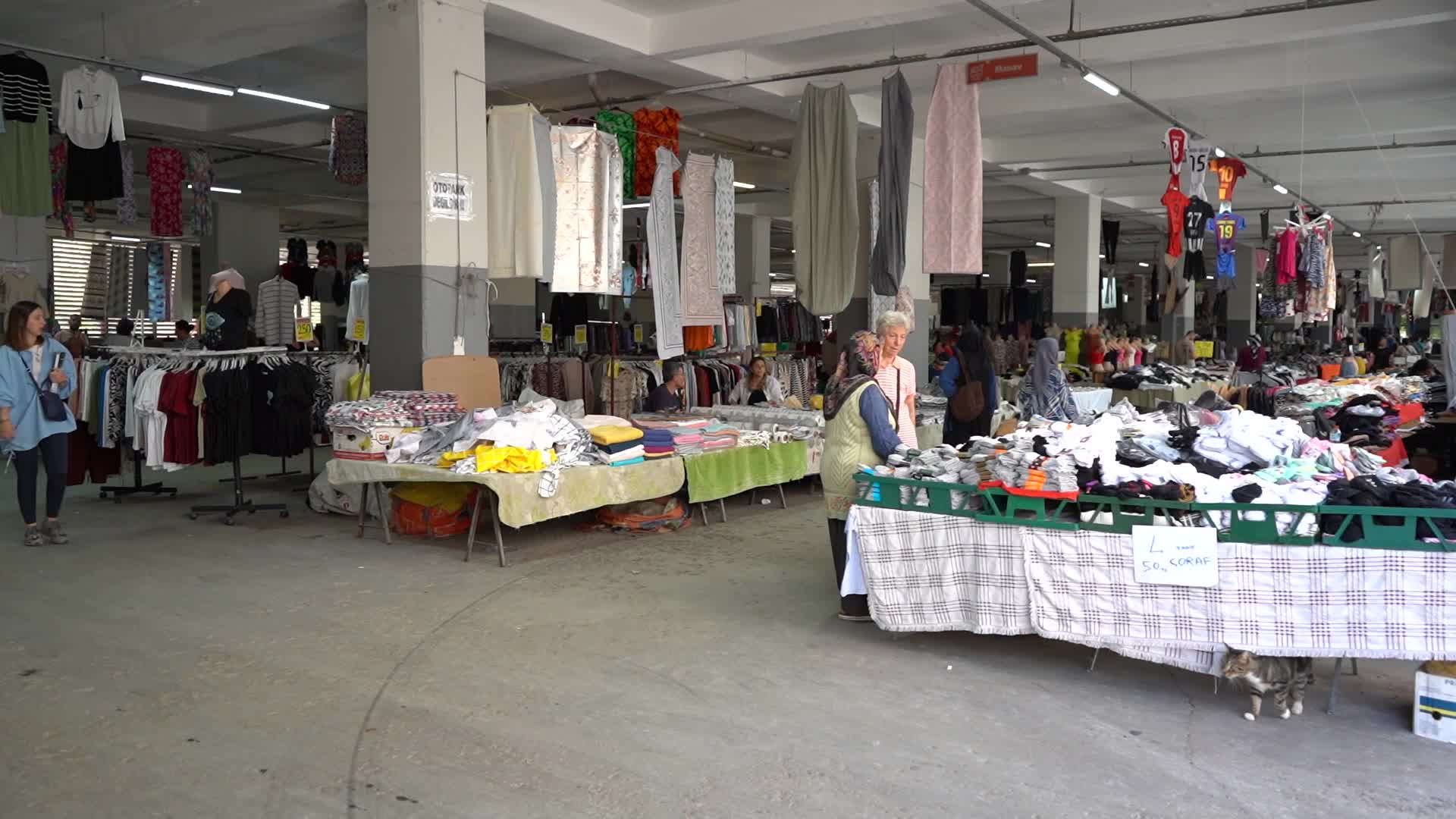 Bornova’da Kıyafet Pazarı büyük ilgi görüyor