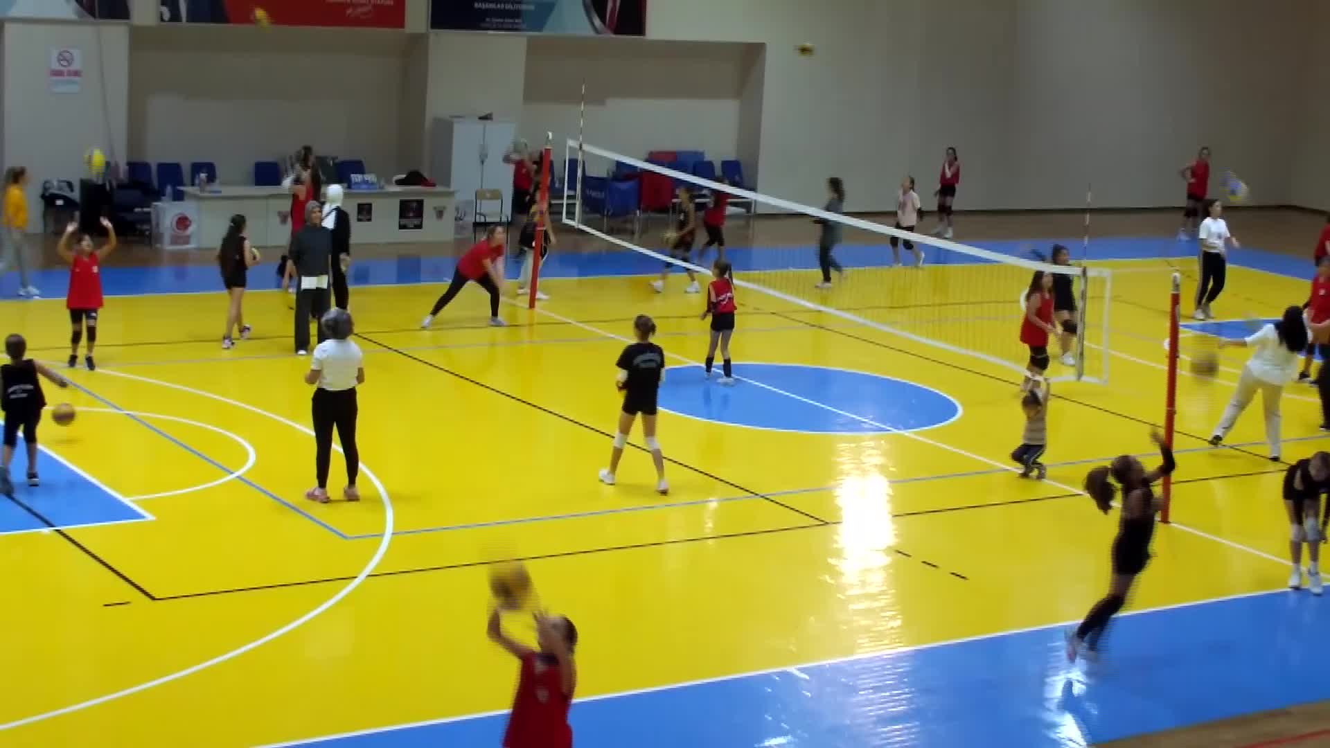 Burhaniye'de "Annemle Voleybol Oynuyorum" turnuvası başladı