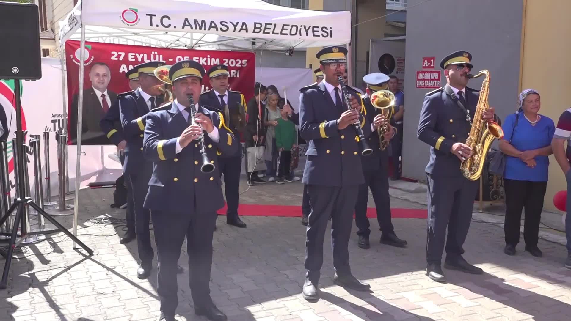 Amasya Belediyesi'nin düzenlediği "1. Amasya Kitap Fuarı" kapılarını açtı