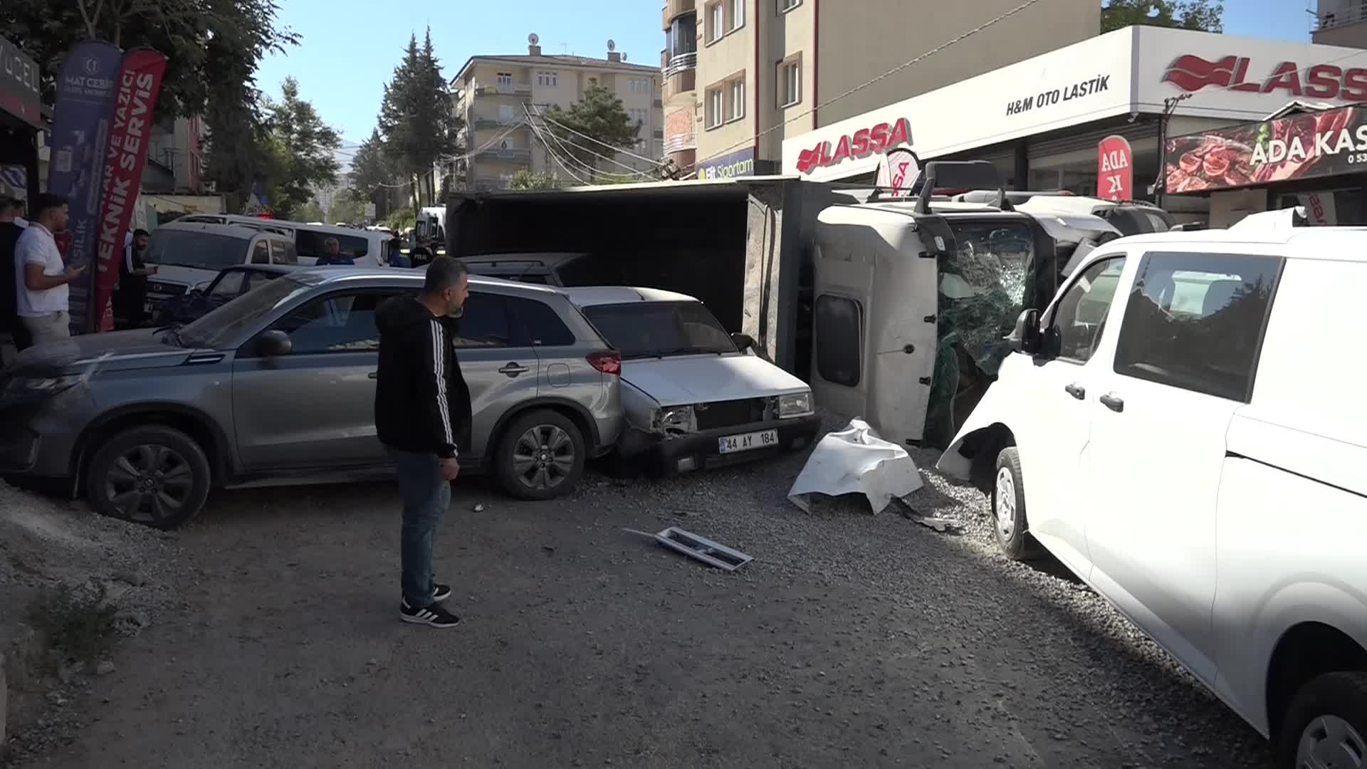 Malatya’da freni patlayan hafriyat kamyonu 12 araca çarptı: 4 yaralı
