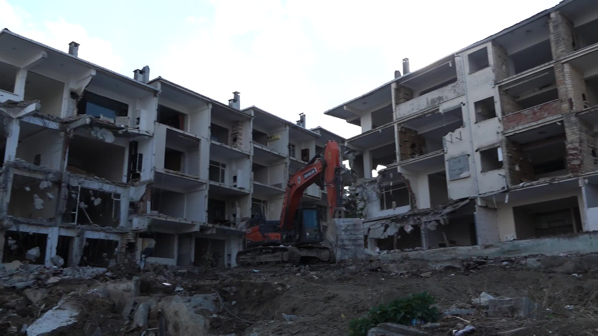 Büyükçekmece’de "çok riskli" statüsündeki bir site daha yıkıldı