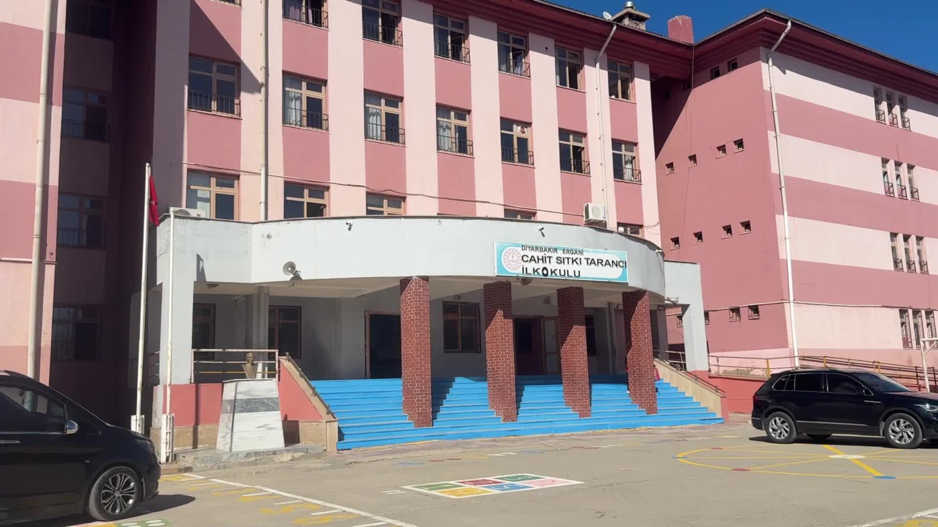 Diyarbakırlı Sidra’nın hayali gerçek oldu, okulunda tiyatro sahnesi açıldı