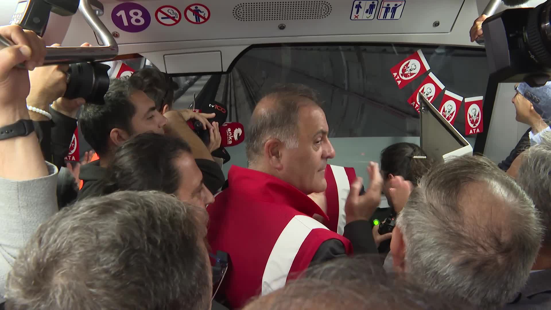 Özgür Özel: Sesini kesenlere, sesinin yayınlanmasına engel olanlara inat, Ekrem İmamoğlu  metrolarda, icraatlarıyla sesini duyurmaya devam ediyor