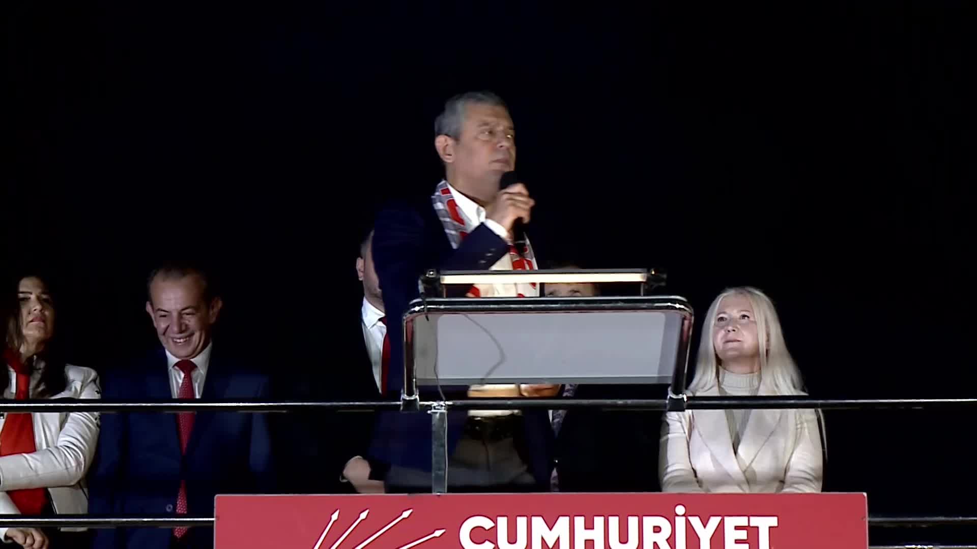 CHP'nin "Millet İradesine Sahip Çıkıyor" mitingi... Özgür Özel: Yıllardır elini sıkmadıklarına çeşitli umutlarla el uzattılar diye esas kızılacak dururken hiçbir günahı olmayan kişilere ağır gelecek sözler söylenmesin