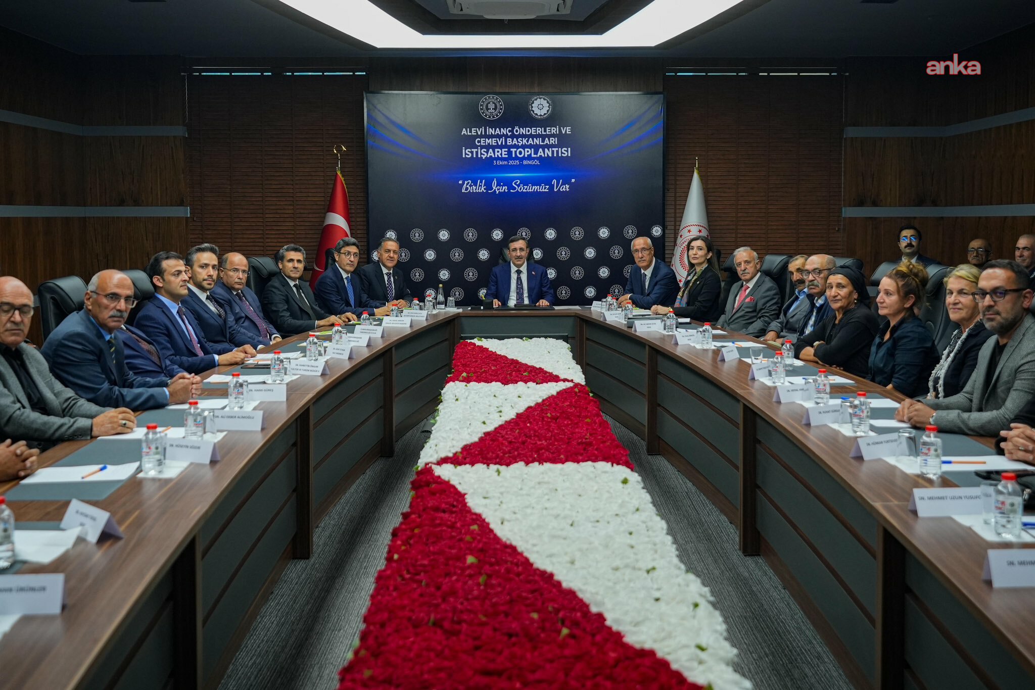 Cumhurbaşkanı Yardımcısı Yılmaz, Bingöl'de Alevi inanç önderleriyle bir araya geldi
