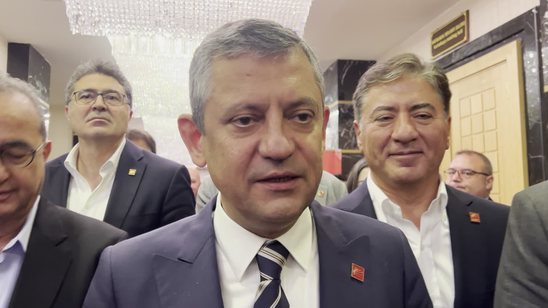 Özgür Özel, muhalefet liderlerini aradı: “Meclis Başkanı’nın davetine icabetin, muhalefetin dayanışmasını yok sayacak tona dönüşmesinden duyduğum üzüntüyü ilettim”