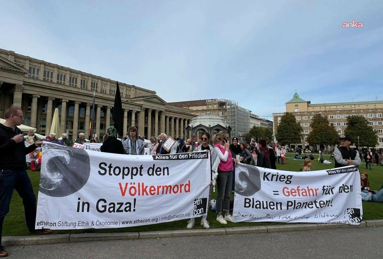Almanya'nın Stuttgart kentinde binlerce kişi barış için yürüdü