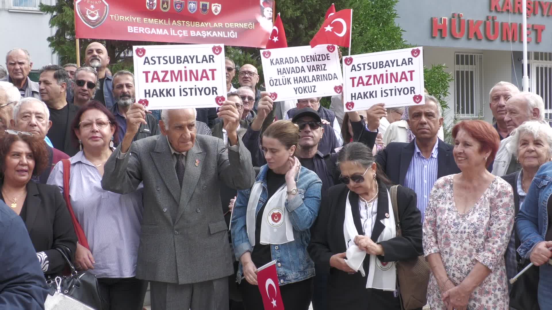 İzmir'de TEMAD üyeleri, tazminat ve özlük hakları için açıklama yaptı: “Biz ulufe istemiyoruz, hakkımızı istiyoruz"