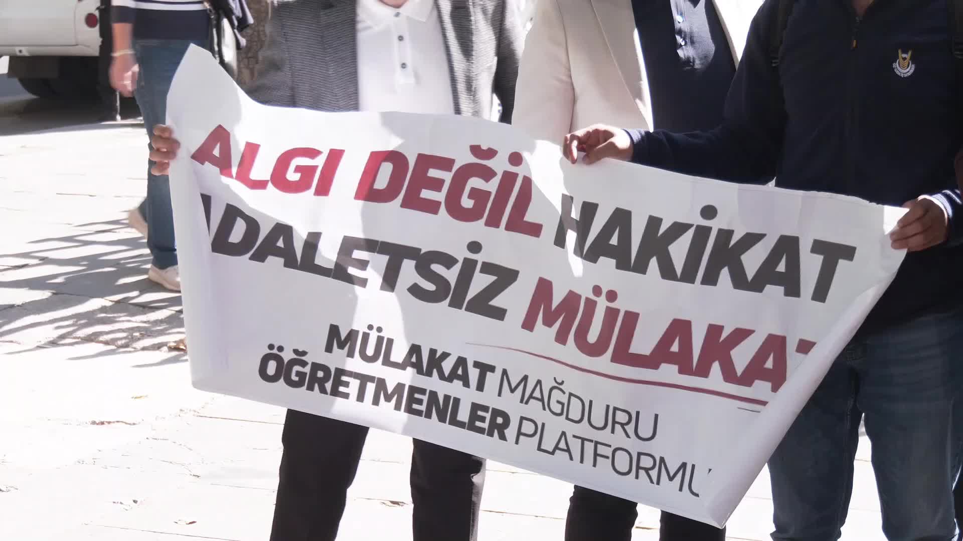 Mülakat mağduru öğretmenler MEB önünde eylem yaptı... Samet öğretmen: "Ben inşaatta çalışıyorum. Bizim yerimiz herhangi bir iş yeri değil okul"
