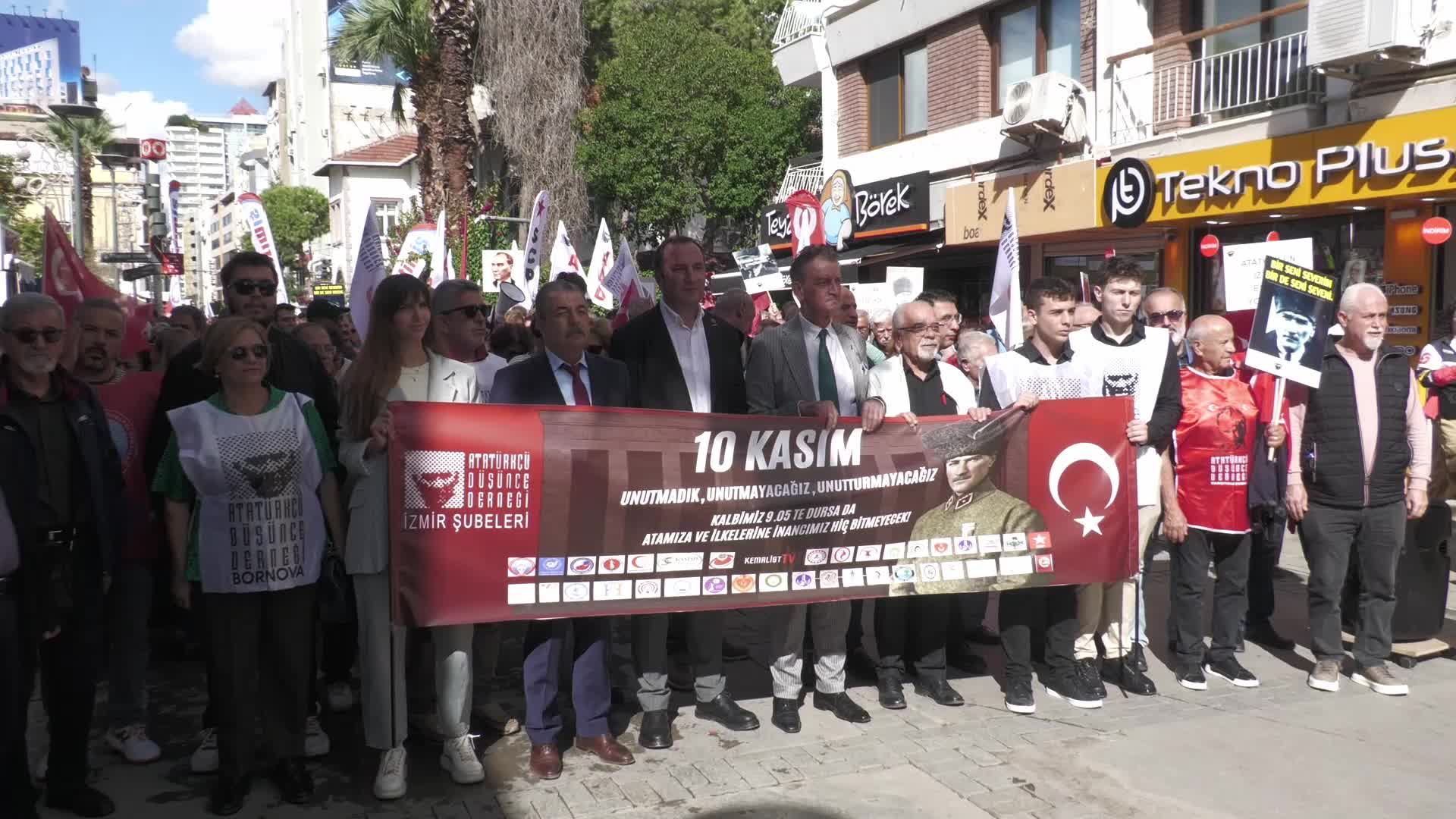İzmir’de 10 Kasım’ın ara tatile denk getirilmesi protesto edildi