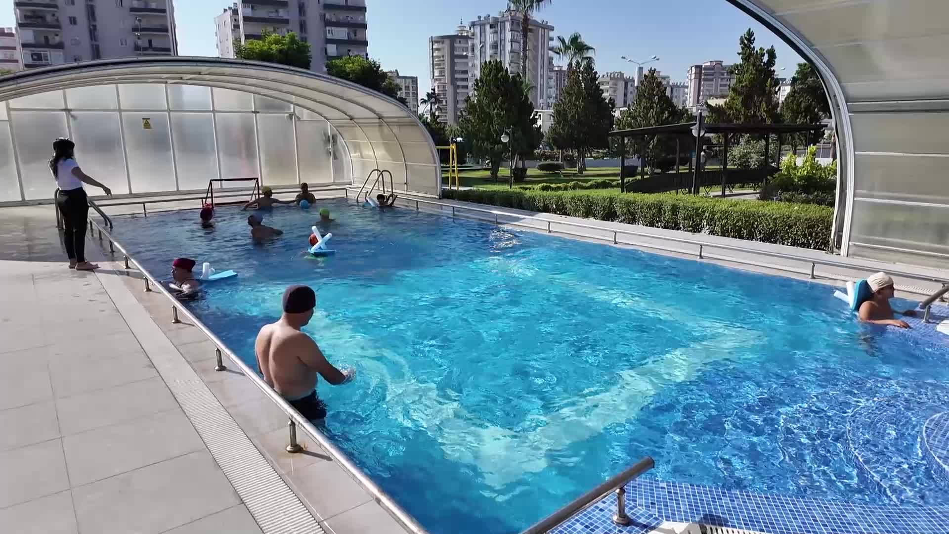 Mersin Büyükşehir Belediyesi'nden özel gereksinimli bireylere yüzme eğitimi