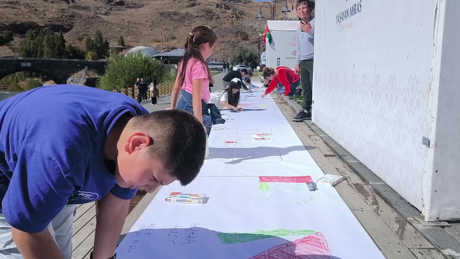 Kars’ta "Özgür Filistin"in resmini 250 metrelik tuvale çizdiler