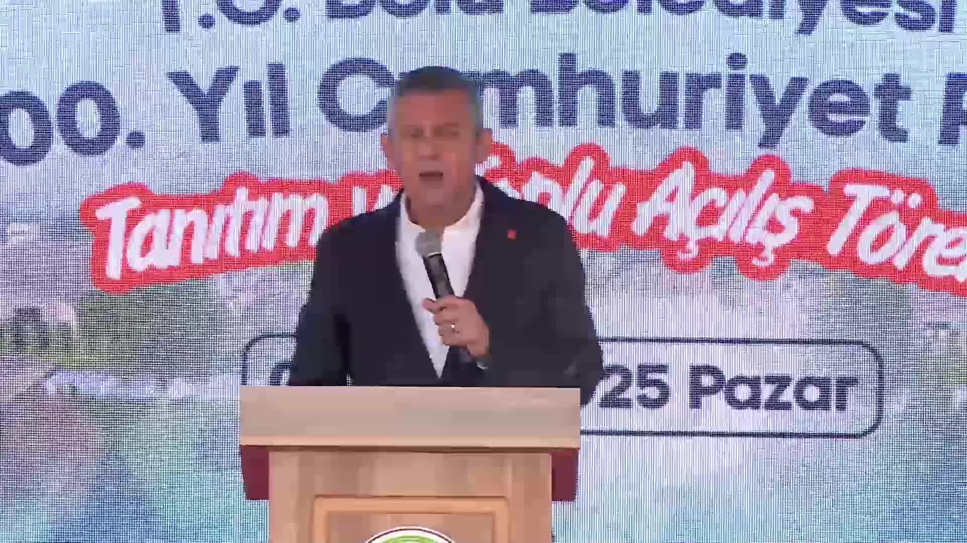 Özgür Özel'den Cumhurbaşkanı Erdoğan'a: "Bu kadar şey yapıyorsun benim ağrıma gitmiyor da Meclis'teki boş sandalyeleri görünce senin mi ağrına gidiyor?"