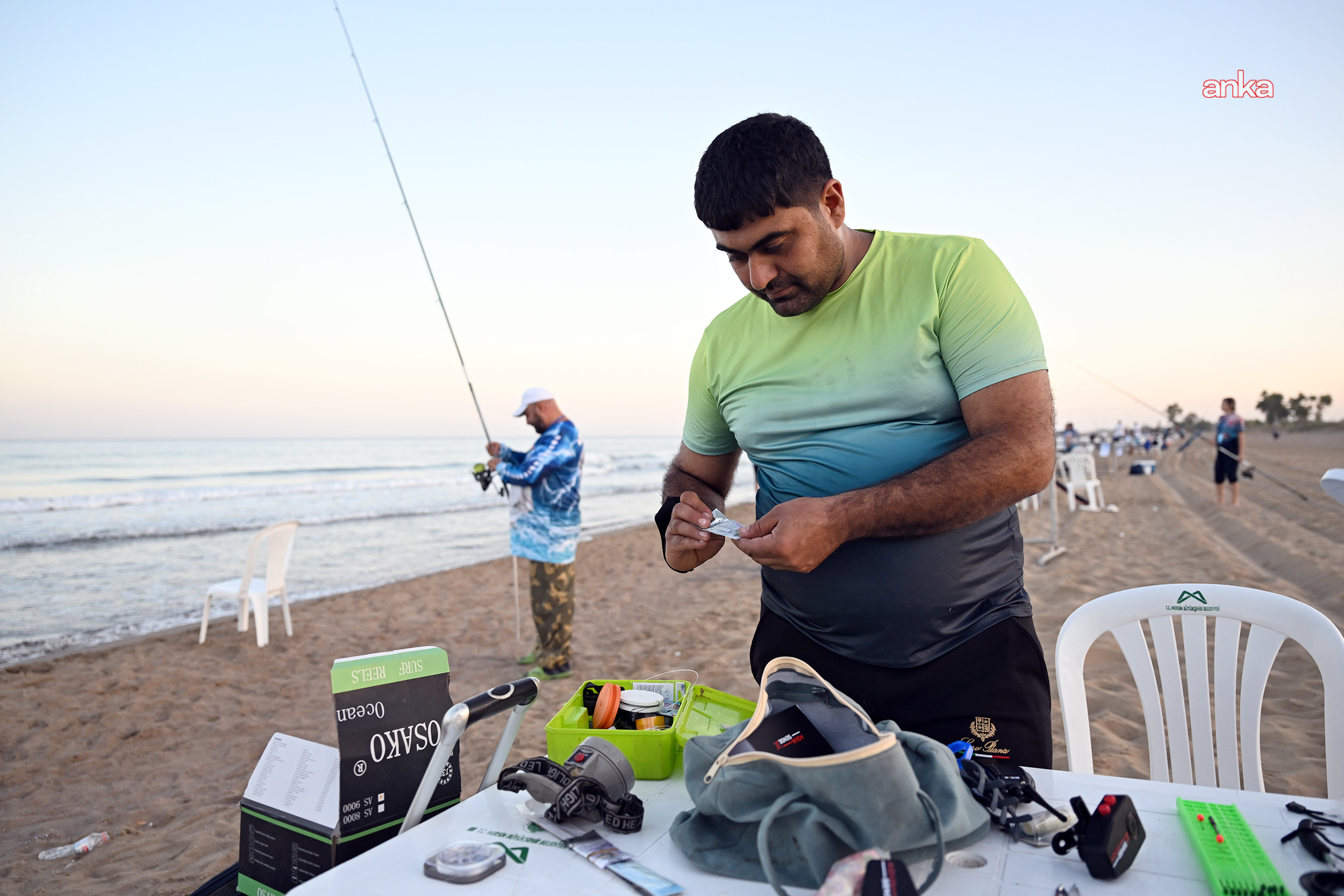 Mersin'de düzenlenen 8'inci Uluslararası Altın Kanca Surfcasting Balık Turnuvası, büyük heyecana sahne oldu