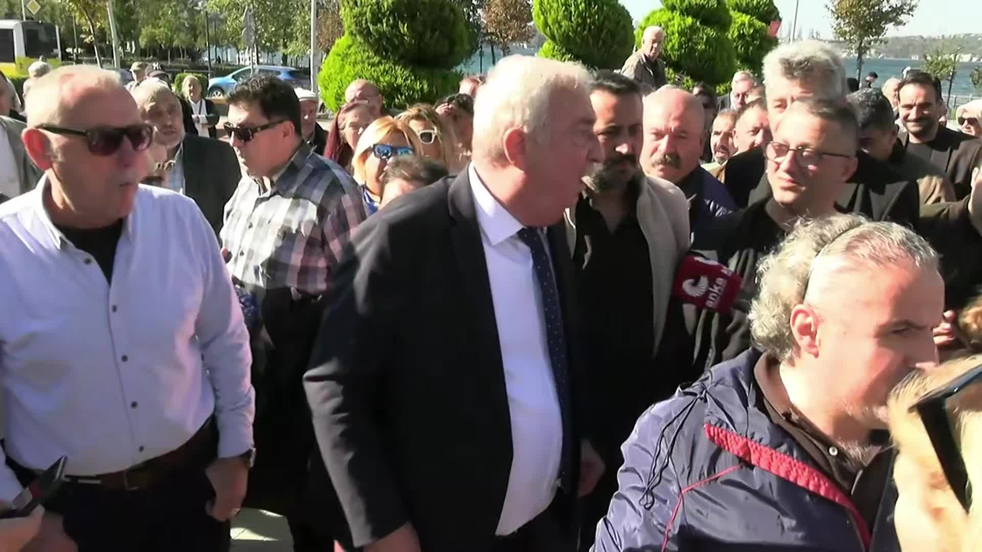 Beykoz'da AK Parti'ye geçen Özlem Vural Gürzel'e protesto: “Beykozluların helal oylarını, harama çevirdiler. İstifa etmeli"