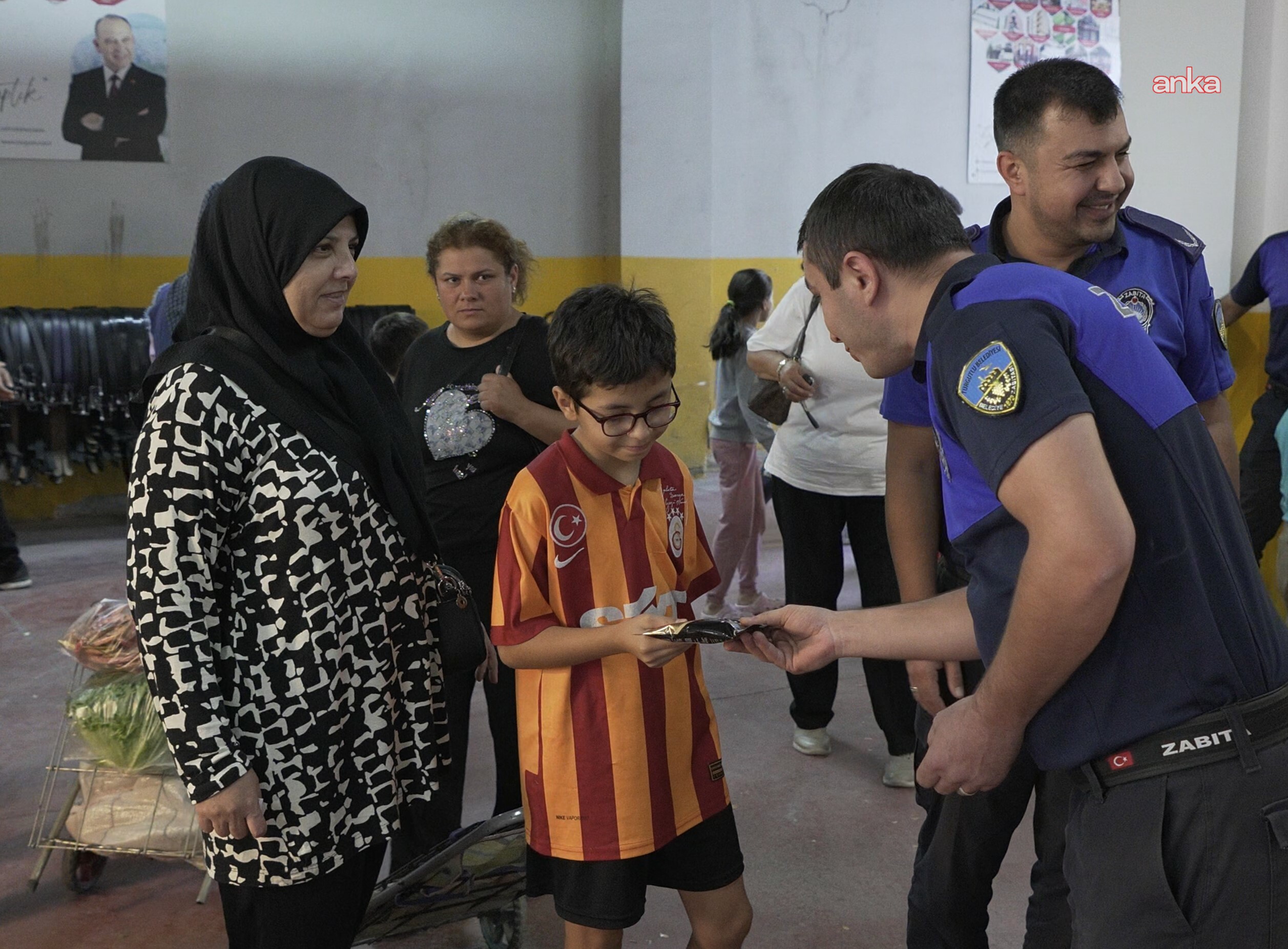 Turgutlu Belediyesi, 4 Ekim Dünya Hayvanları Koruma Günü dolayısıyla mama dağıttı