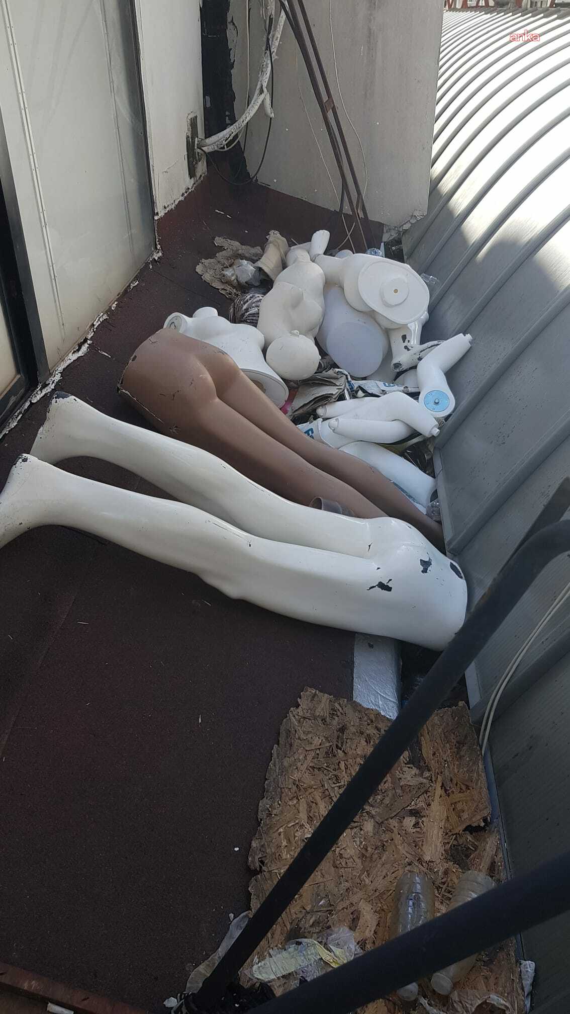 Belediye yetkilileri, Marmaris Çarşı'yı temizlemek için yoğun mesai harcadı