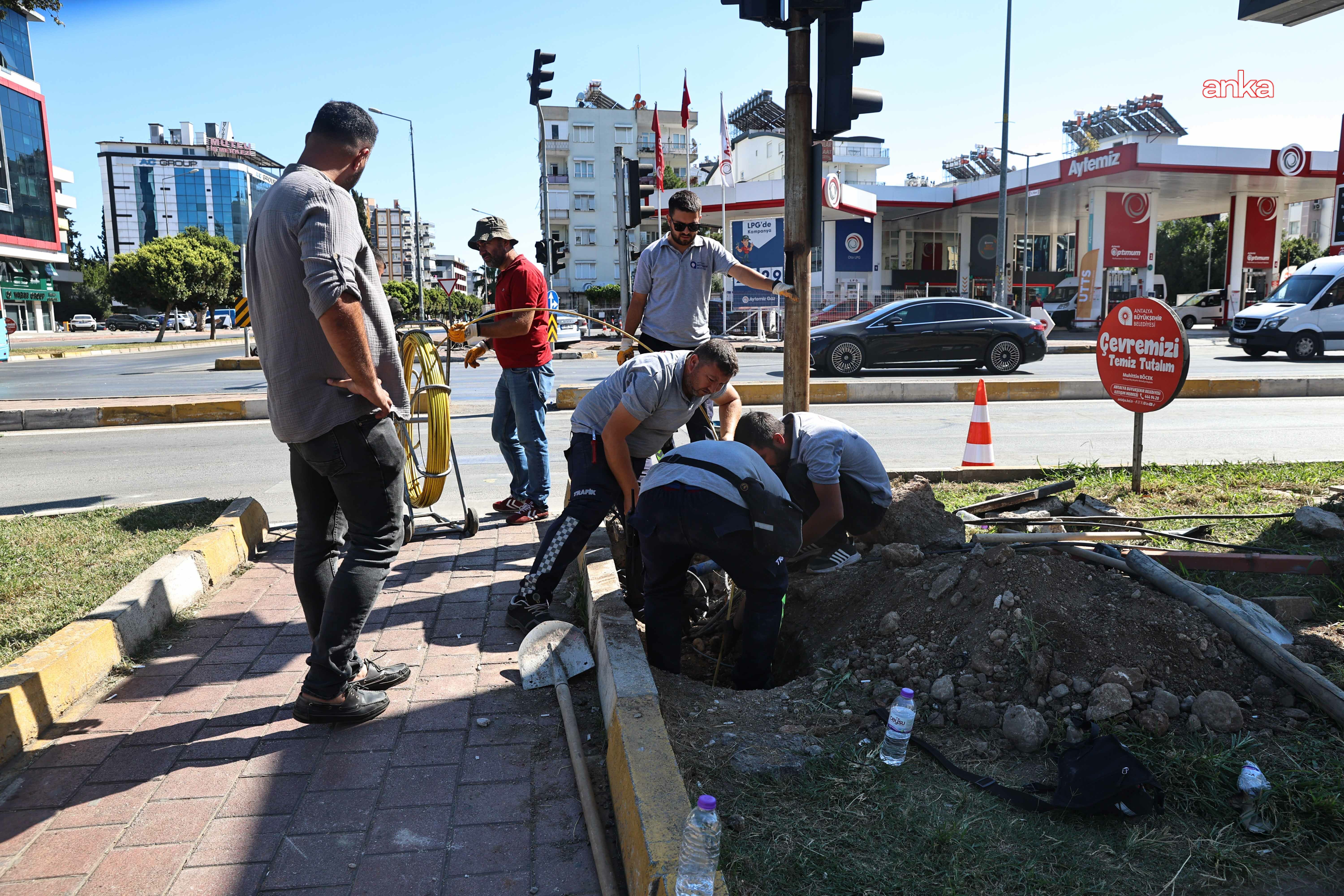 Antalya Büyükşehir Belediyesi, sinyalizasyon altyapısını yeniliyor