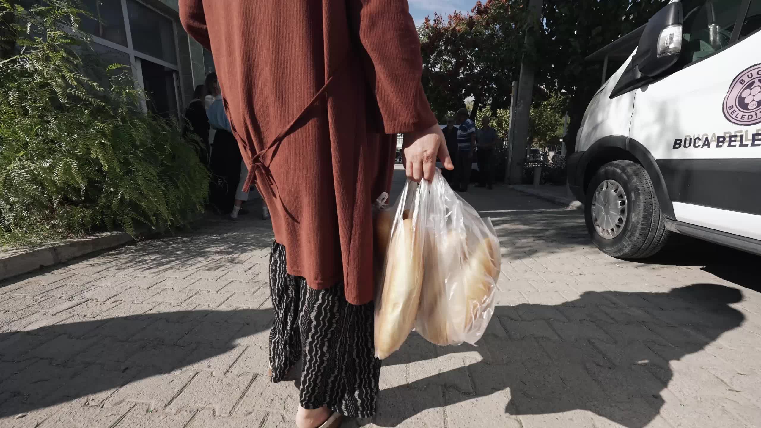 Buca Belediyesi’nden dar gelirli ailelere gıda desteği