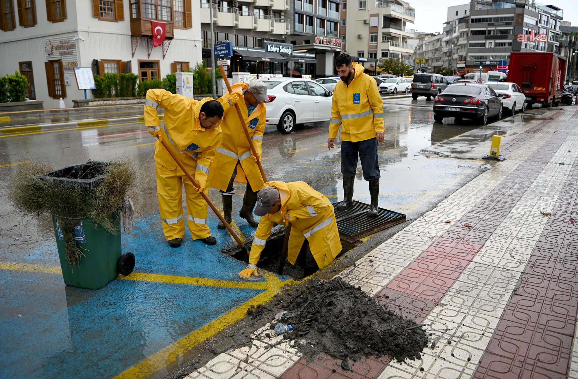 Kuşadası Belediyesi,  sağanak yağışın neden olduğu olumsuzluklara karşı harekete geçti