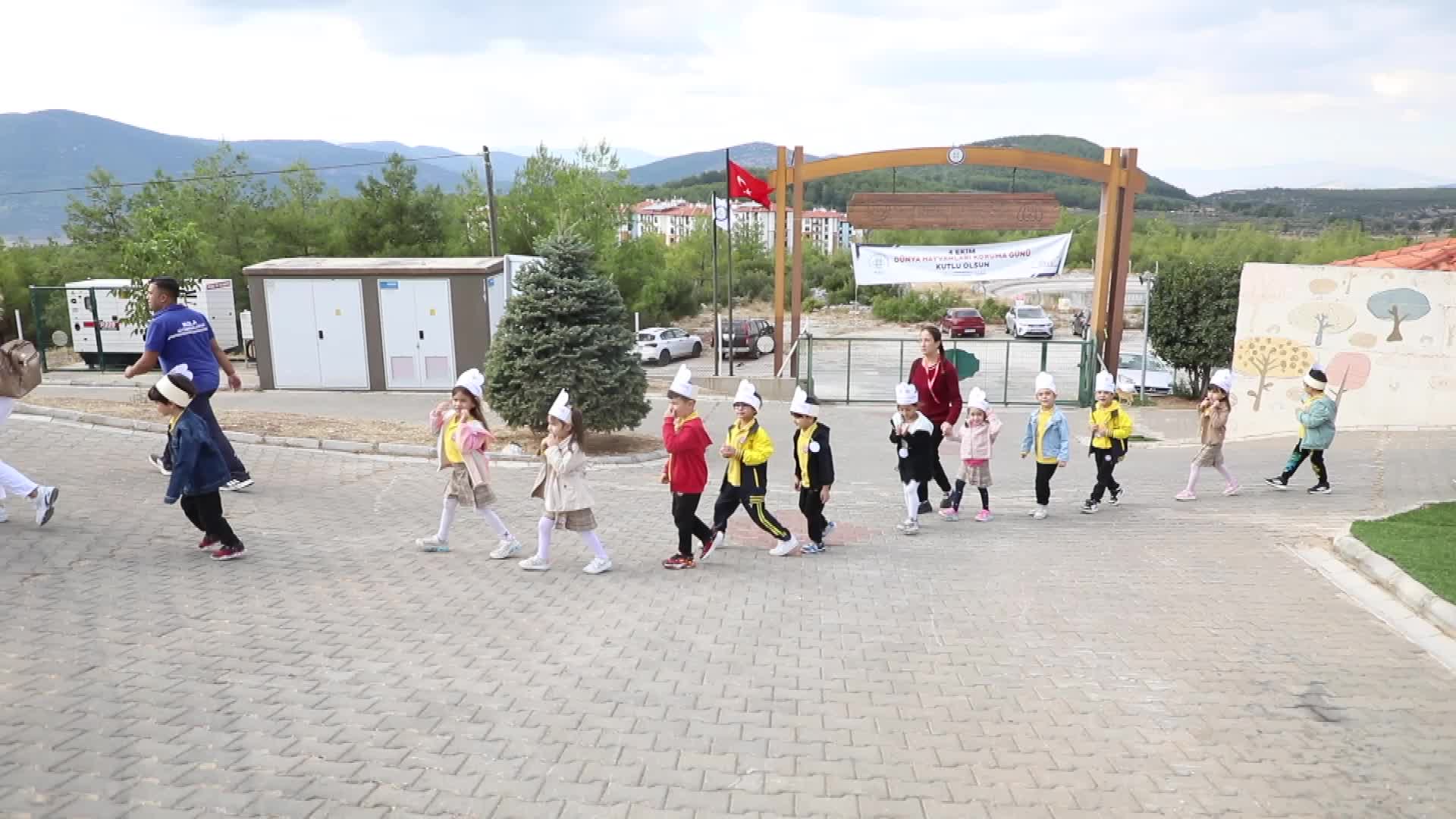Muğla Büyükşehir Belediyesi, çocukları patili dostlarla buluşturdu