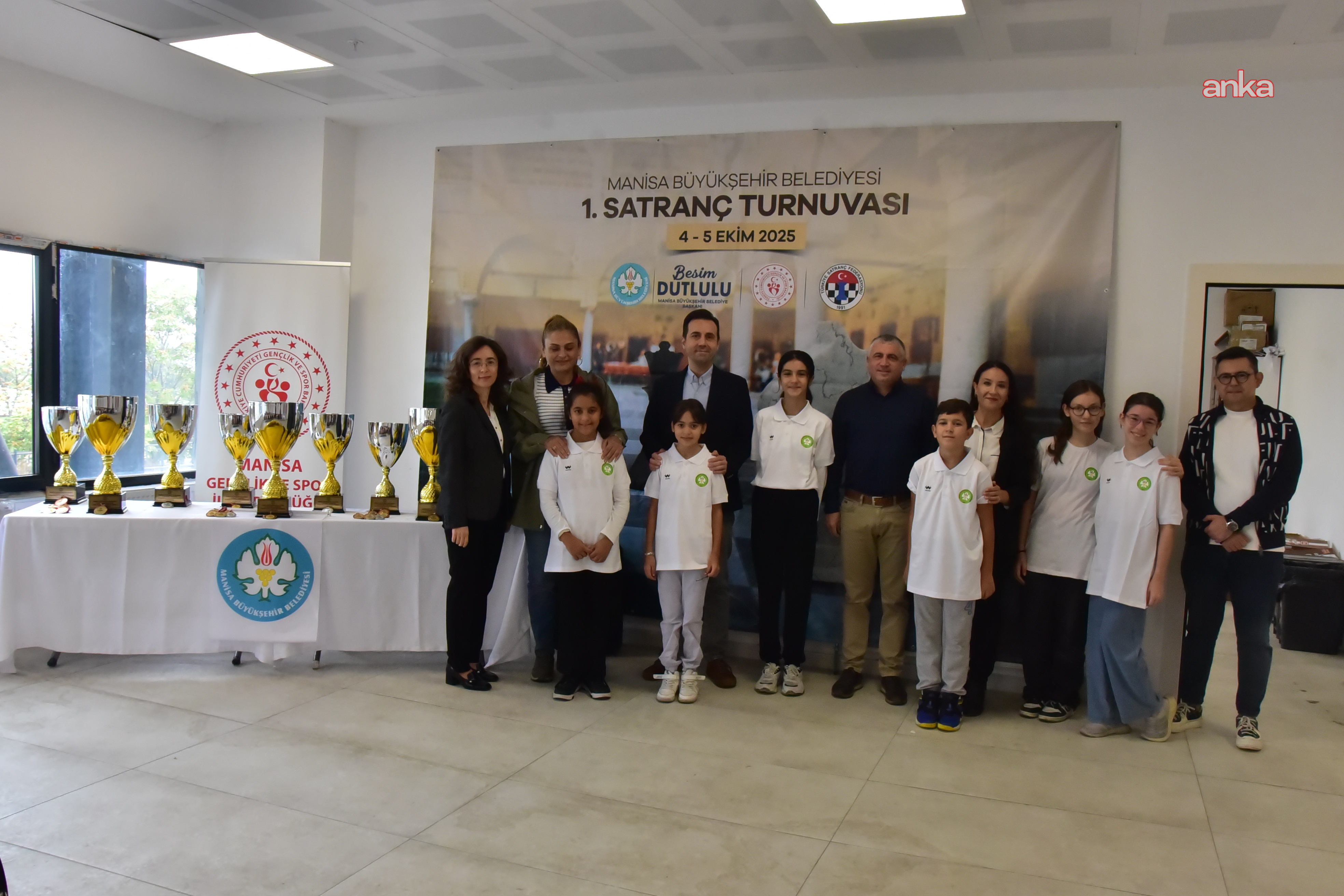 Manisa Büyükşehir Belediyesi 1. Satranç Turnuvası’nda dereceye girenler ödüllerini aldı