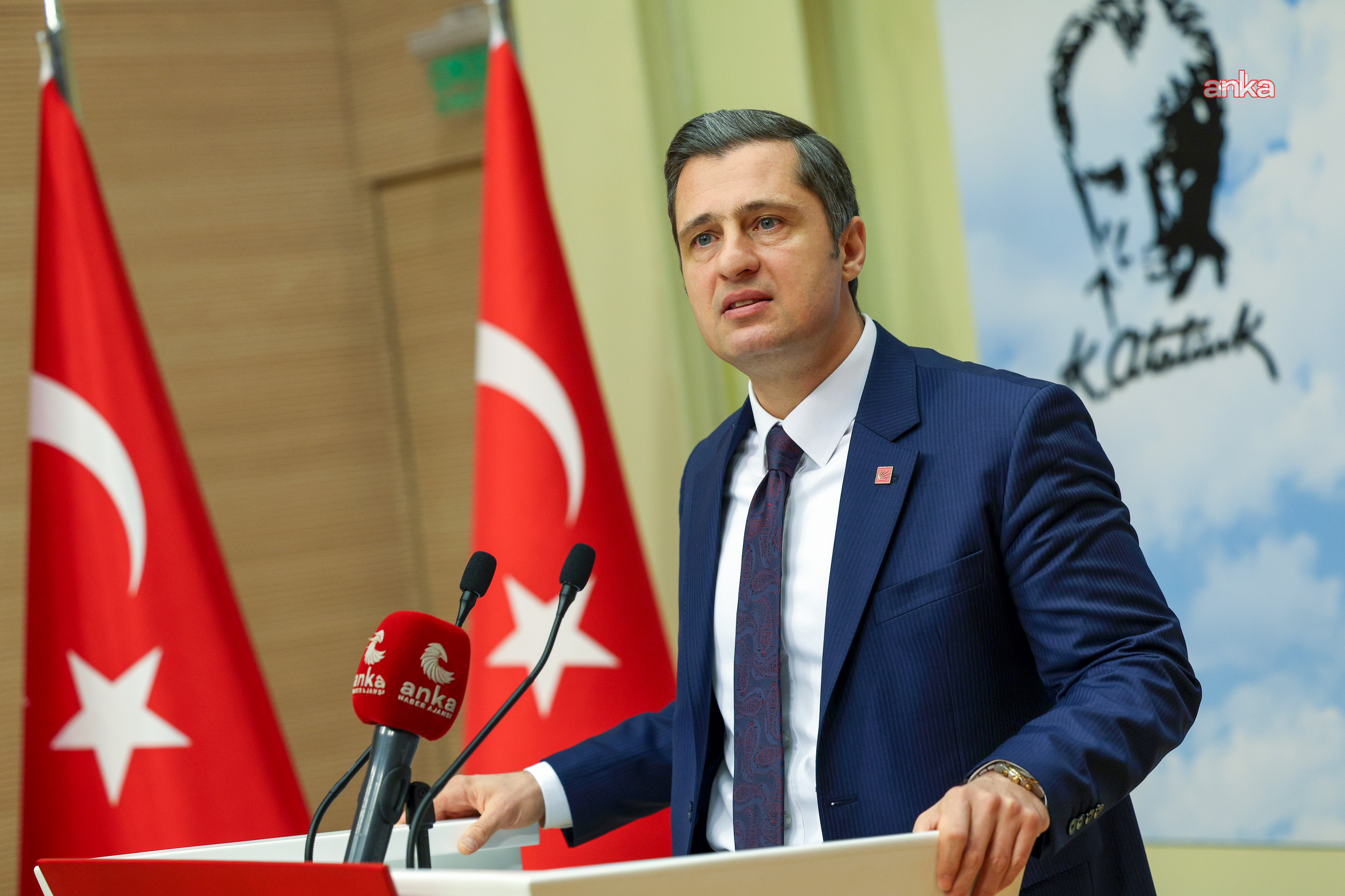 Deniz Yücel'den Semih Yalçın'a tepki: "Üç yıldır kendi insanının cenazesini kaldıramamış bir parti olduğunuzu unutuyorsun"