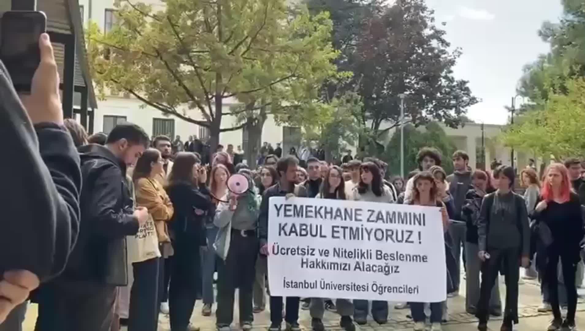 İstanbul Üniversitesi’nde öğrencilerden yemekhane zammına protesto
