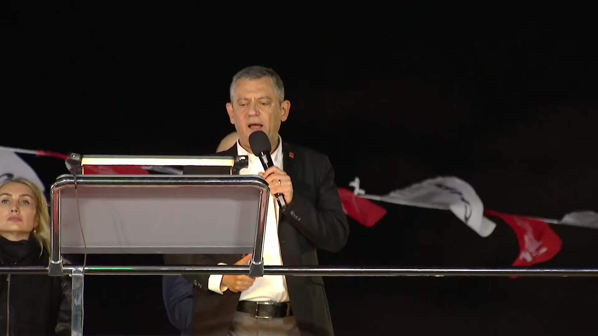 CHP'nin "Millet İradesine Sahip Çıkıyor" mitingi... Özgür Özel: "Trump'a sarılarak iktidarda kalamazsın. Millete sarılıyoruz; seni iktidardan göndermeye hazırlanıyoruz"