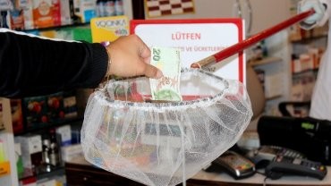 BU ECZANEDE ALIŞVERİŞ AV KEPÇESİ İLE YAPILIYOR