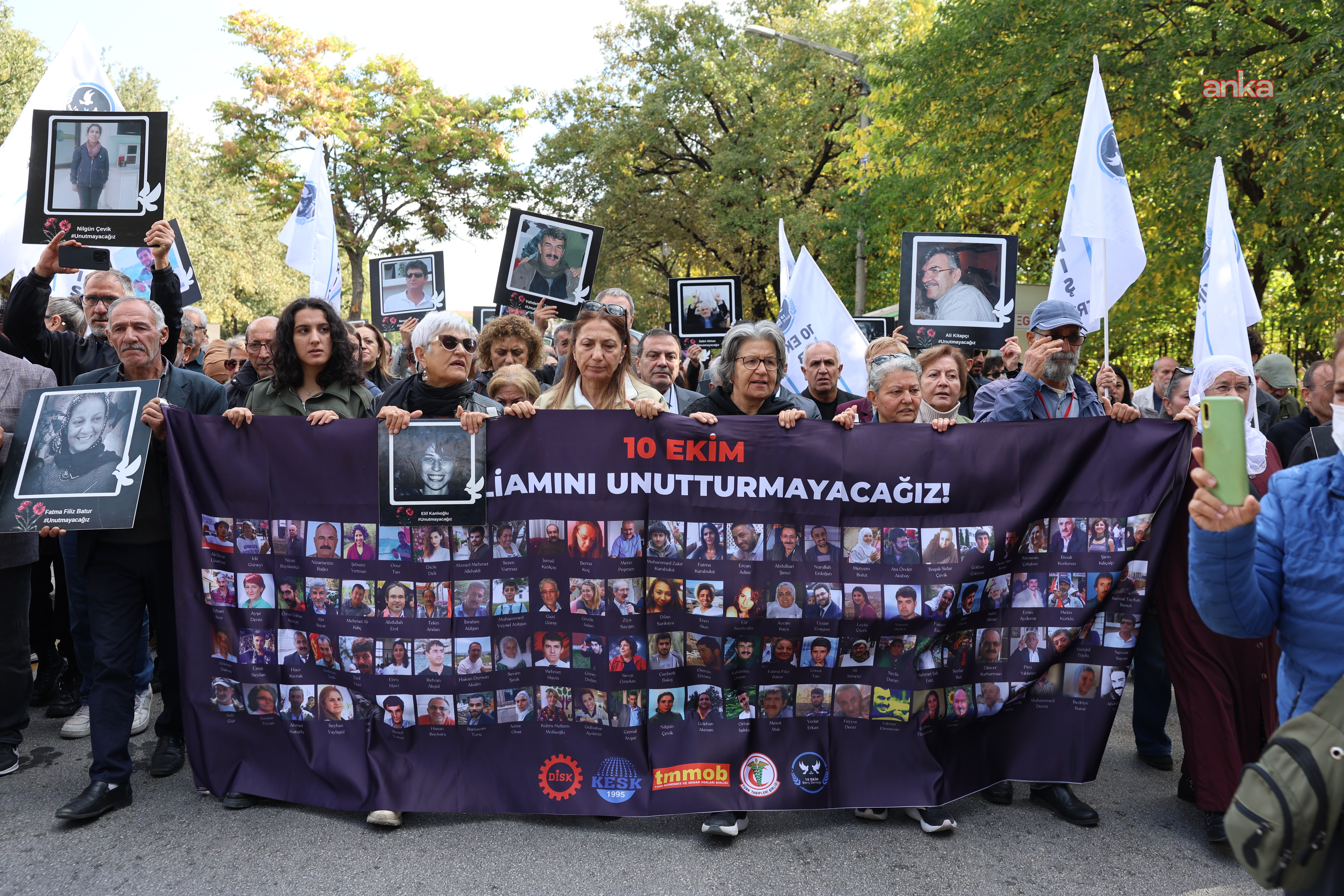 10 Ekim Ankara Gar Katliamı'nda yaşamını yitirenler anıldı: "Onuncu yılında katiller hala cezalandırılmadı"