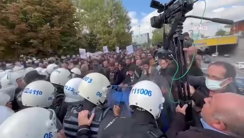 10 Ekim Ankara Gar Katliamı'nda yaşamını yitirenler anıldı: Polis katılımcılara biber gazıyla müdahale etti